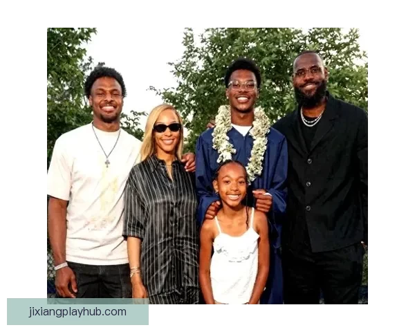 詹姆斯连续发声盛赞布朗尼表现出色 并祝贺布莱斯轻松夺得西区冠军